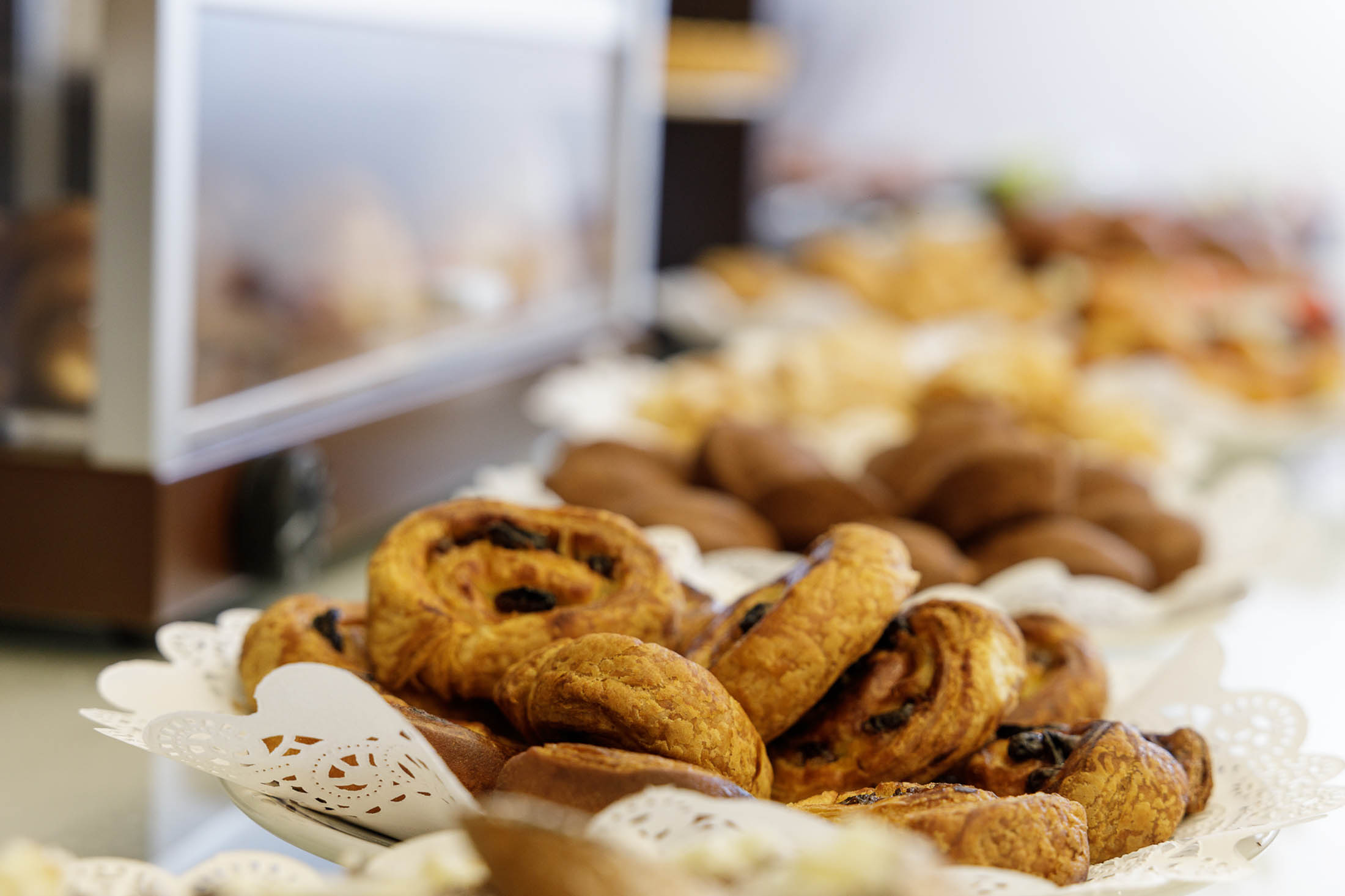 Nella foto si vede il dettaglio del buffet della prima colazione. In primo piano dei dolci serviti su un vassoio.