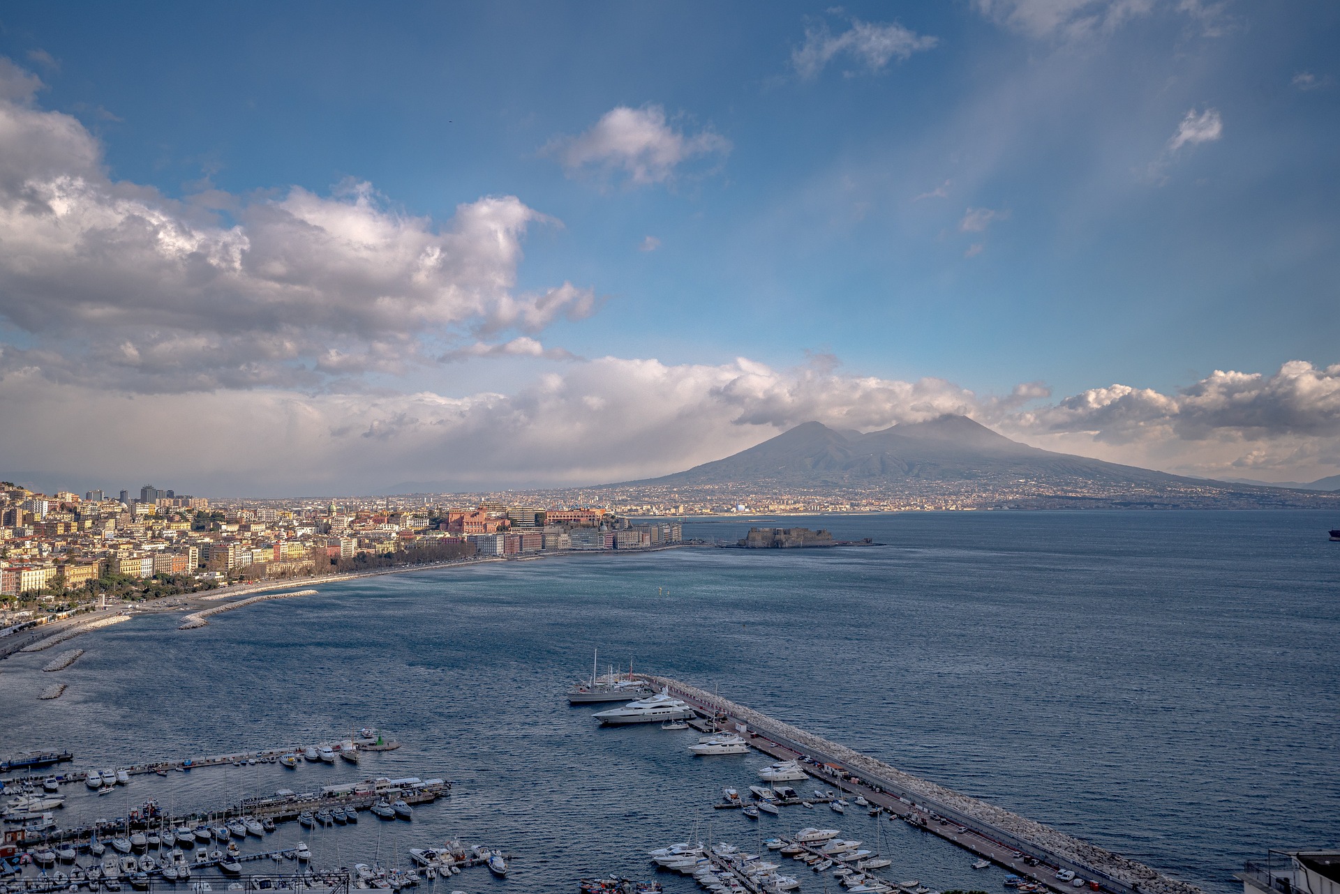 Foto panoramica del Golfo di Napoli con il suo porto e sullo sfondo il Vesuvio